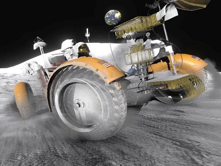 Eine orangefarbene Mondfahrzeug-Rover mit groben Reifen und US-Flaggen auf den Kotflügeln fährt über staubigen, kraterartigen Mondboden; im Hintergrund schwebt die Erde vor schwarzem Weltraum, auf dem Rover sind Kameras, Antennen und wissenschaftliche Instrumente montiert.