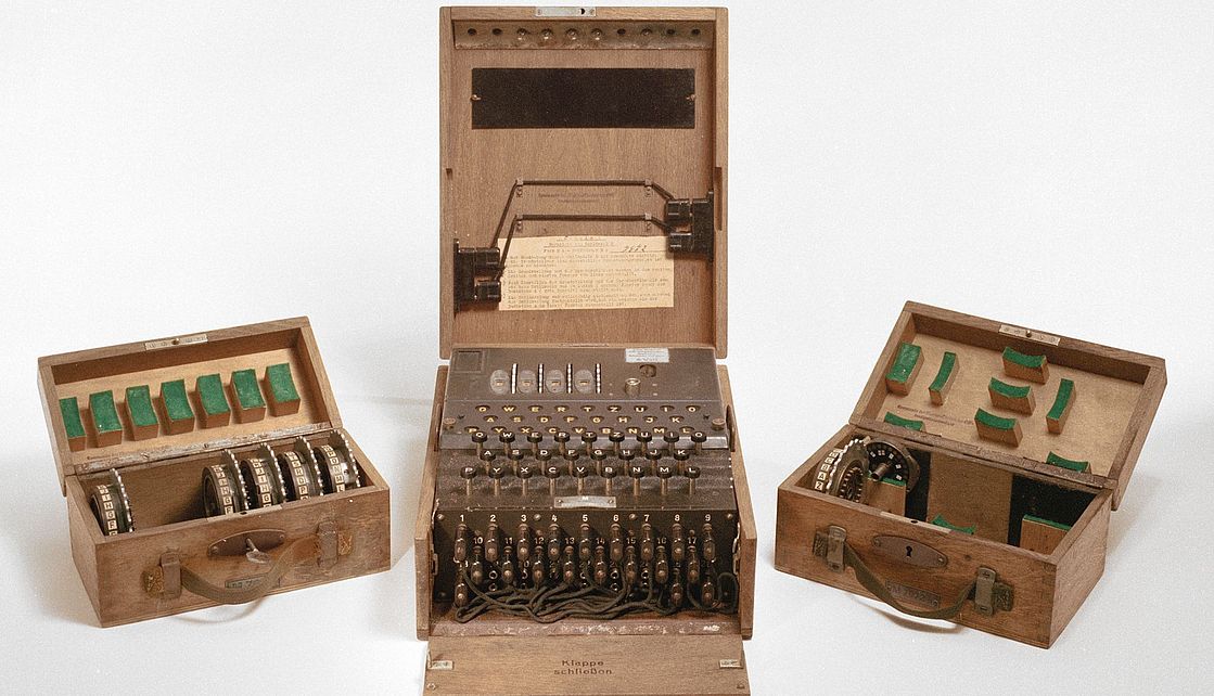 ENIGMA M4 Rotor-Chiffriermaschine ENIGMA M4 mit Gehäuse und Walzenkästen.