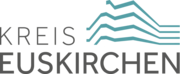Logo von Kreis Neusirchen: dunkelgraher Schriftzug "KREIS NEUSKIRCHEN" links mit stilisierter, mehrlagiger türkisfarbener Berg- oder Hügel-Silhouette rechts.