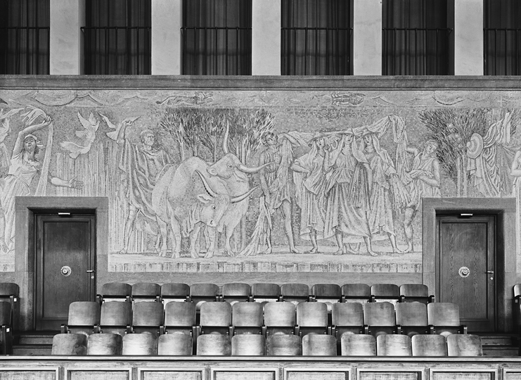 Schwarzweiß Fotografie des Wandreliefs im Kongressaal