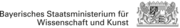 Schwarze Schrift und Wappen: „Bayerisches Staatsministerium für Wissenschaft und Kunst“ in moderner Schrift links, rechts das detaillierte bayerische Staatswappen mit zwei aufgerichteten Löwen.