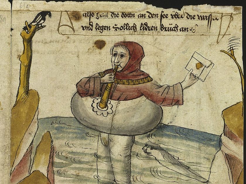 Eine kolorierte mittelalterliche Illustration einer Person in rotem Kapuzenumhang und aufgeblasener Ringweste, die über seichte Gewässer zwischen felsigen Klippen schreitet; die Figur hält in der linken Hand ein Papier mit einem goldenen Siegel und stützt sich mit der rechten Hand auf einen Stab, im Wasser schwimmen mehrere Fische.