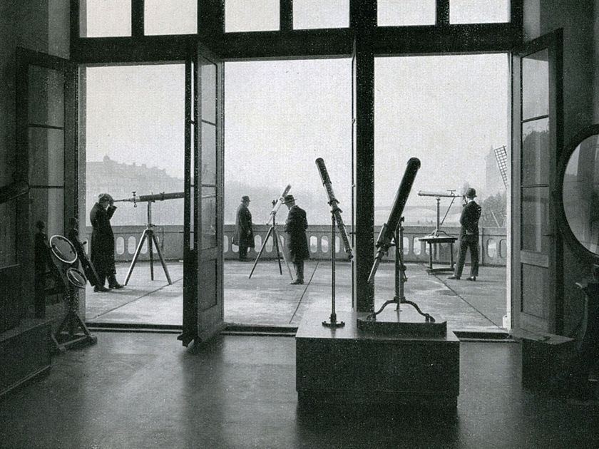 Himmelsbeobachtung von der Museumsterrasse. Teleskope und Beobachter auf der Terasse des Deutschen Museums