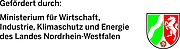 Logo und Text: „Gefördert durch: Ministerium für Wirtschaft, Industrie, Klimaschutz und Energie des Landes Nordrhein-Westfalen“ neben dem Landeswappen Nordrhein‑Westfalen (grün‑weiß‑rot mit löwe und rose).