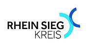 Logo mit dem Schriftzug "RHEIN SIEG KREIS" in schwarzer, moderner Groß- und Kleinbuchstabenschrift rechts begleitet von zwei überlappenden, halbkreisförmigen Bögen in Hellblau und Dunkelblau auf weißem Hintergrund.