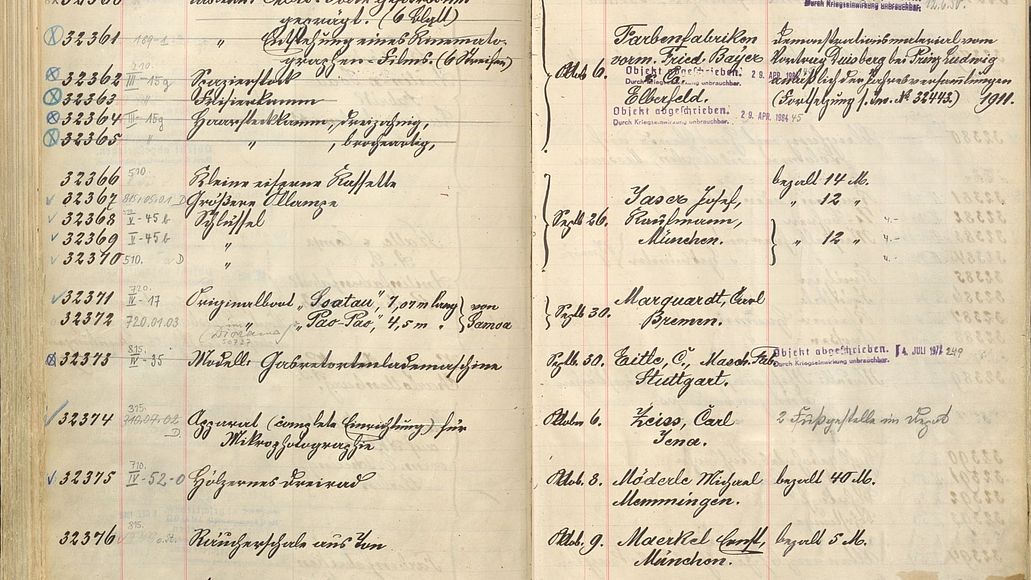 Doppelseitige, handschriftlich geführte Inventarliste in deutscher Sprache mit Spaltenüberschriften „Inventar-Nr.“, „Gegenstand“, „Zugang“ und „Bemerkungen“, gefüllt mit nummerierten Einträgen, kalligrafischer Schrift, Stempeln, Datumseinträgen (1911) und handschriftlichen Notizen; linke Seite zeigt Inventarnummern und Gegenstandsangaben, rechte Seite zeigt Herkunftsangaben, Stempel „Objekt abgeschrieben“ und eingeklammerte Kommentare.