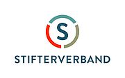 Logo des Stifterverbands: ein kreisförmiges Symbol aus drei farbigen Segmenten (türkis oben, rot links unten, oliv rechts) mit einem großen dunkelblauen „S“ in der Mitte und dem Schriftzug „STIFTERVERBAND“ darunter.
