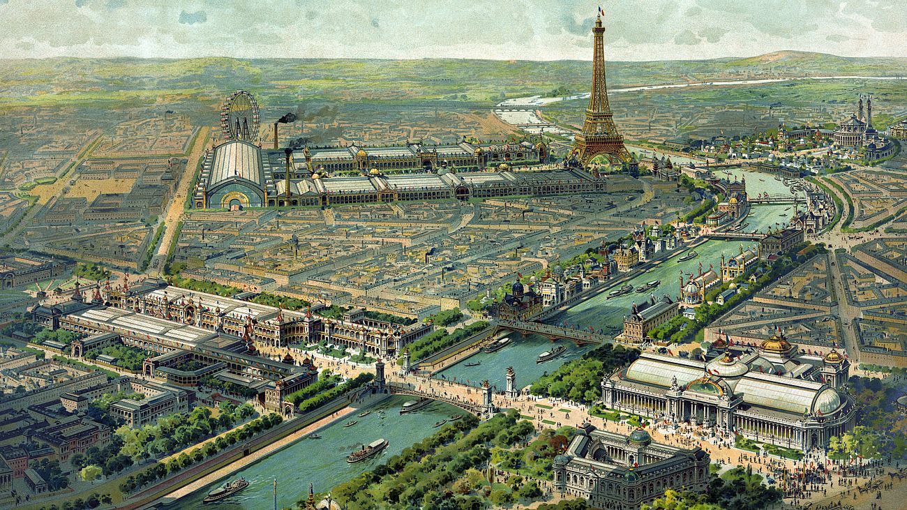 Lithograph, das einen panoramischen Blick über Paris zeigt. Zu sehen sind u. a. die Pavillons der Weltausstellung 1900, die Seine und der Eifelturm.