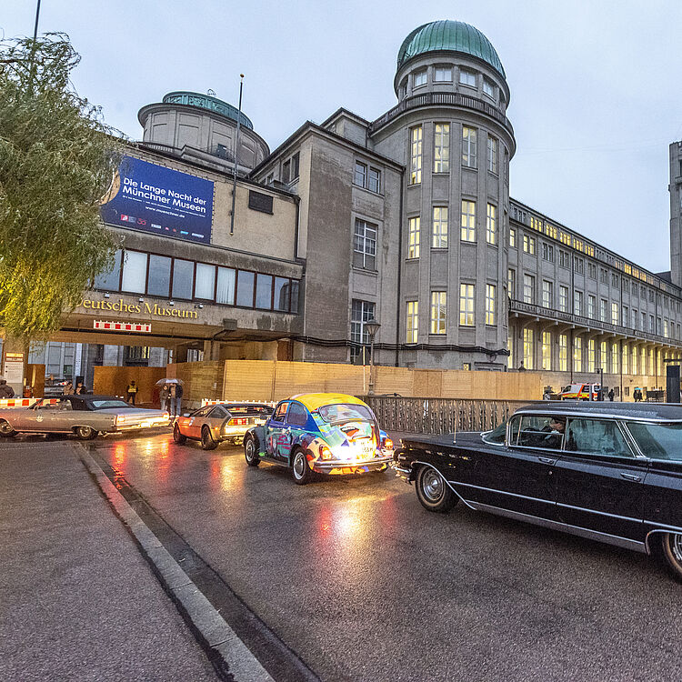 Auto-Corso beim Rollenden Museum in der Langen Nacht der Museen.