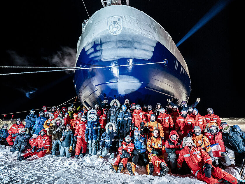 Gruppenfoto vor dem Forschungsschiff "Polarstern".