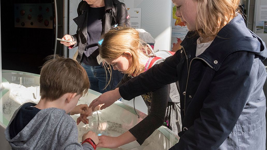 Familie vor Exponat in der Ausstellung Energietechnik.