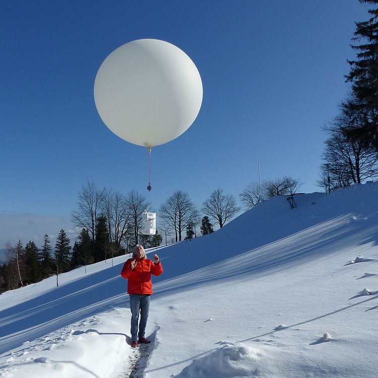 Start einer Ozonsonde beim DWD auf dem Hohen Peißenberg.