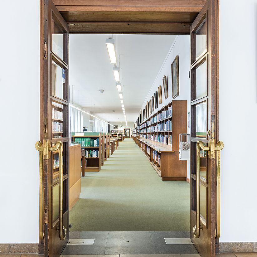 Eingang zum Lesesaal Offene Türen ermöglichen den Blick in den Lesesaal der Bibliothek des Deutschen Museums.