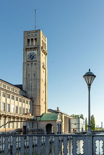 Blick auf das Deutsche Museums mit Museumsturm von der Boschbrücke.