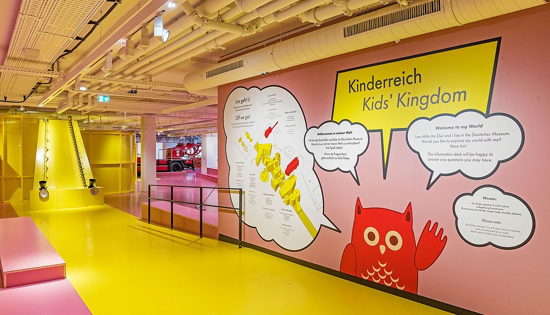 Blick in das Kinderreich mit Erklär-Wand, als Einführung in das Kinderreich.