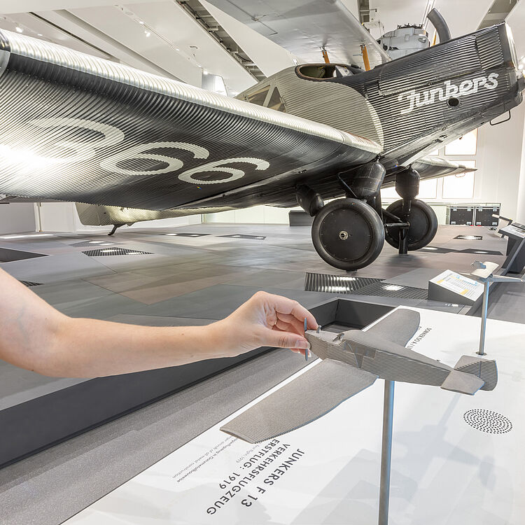 Das Tastmodell der Junkers F13 in der Ausstellung Historische Luftfahrt. Im Hintergrund das Originale Flugzeug.