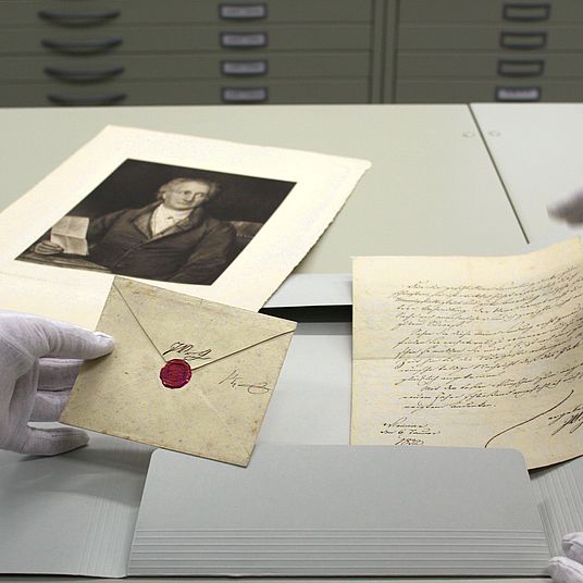 Ein originaler Brief von Johann Wolfgang von Goethe wird in einer Mappe im Archiv des Deutschen Museums verwahrt.