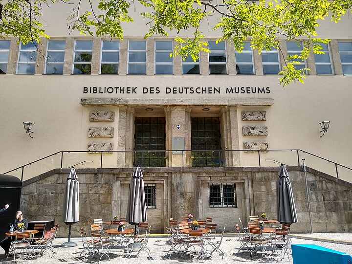 Eingang der Bibliothek des Deutschen Museums.