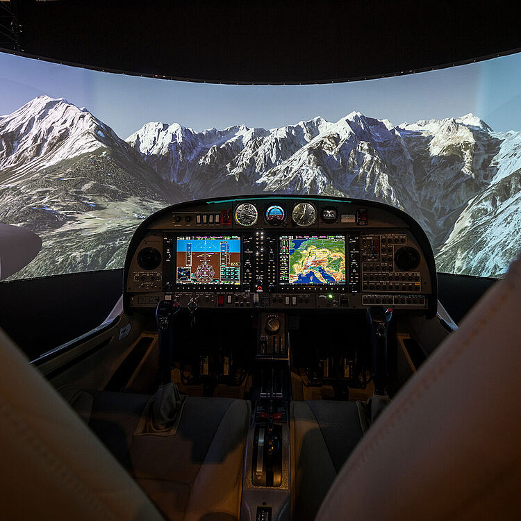 Blick in Flugsimulator auf Basis des zweimotorigen Flugzeugs DA 42 NG der modernen Luftfahrt