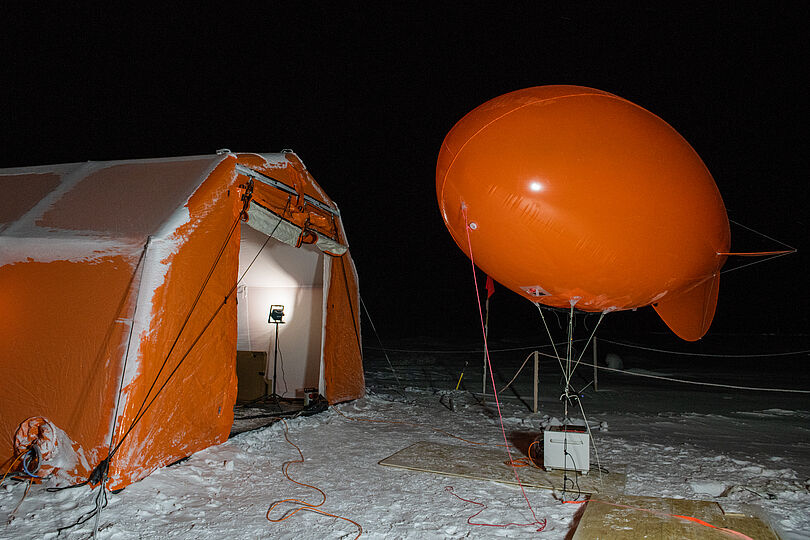 Heliumballon „Miss Piggy“ neben einem Forschungszelt.