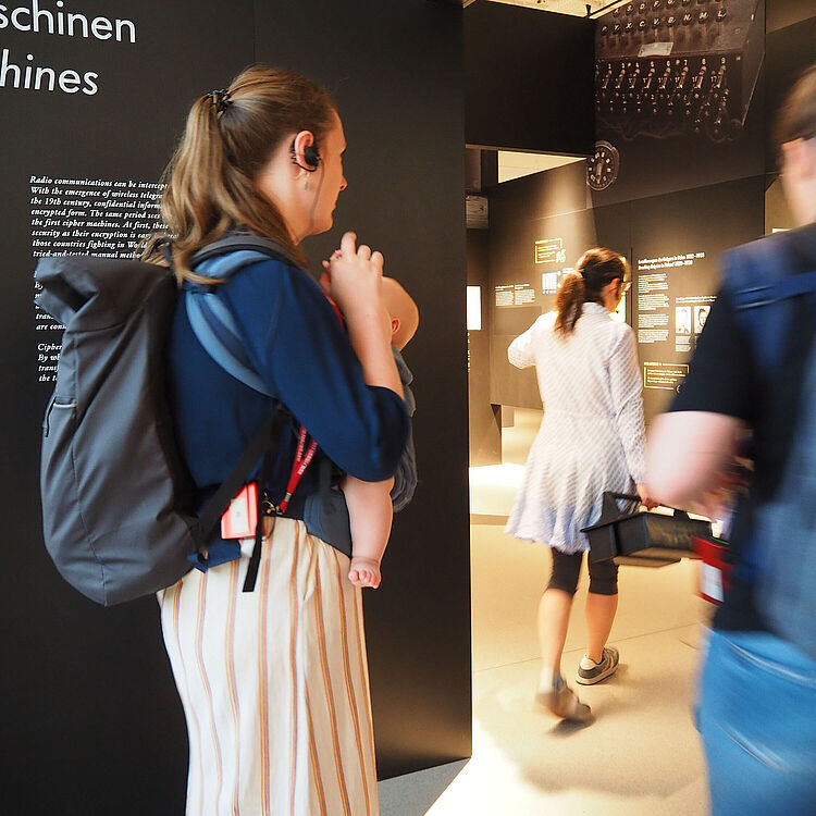 Kuratorin Carola Dahlke mit Teilnehmerinnen und Teilnehmern der Kängruruführung in der Ausstellung Bild Schrift Codes.