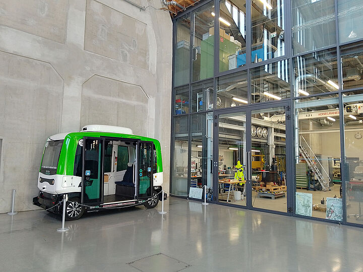 Autonomer Shuttlebus EasyMile EZ10 vor der Gläsernen Werkstatt im Verkehrszentrum.