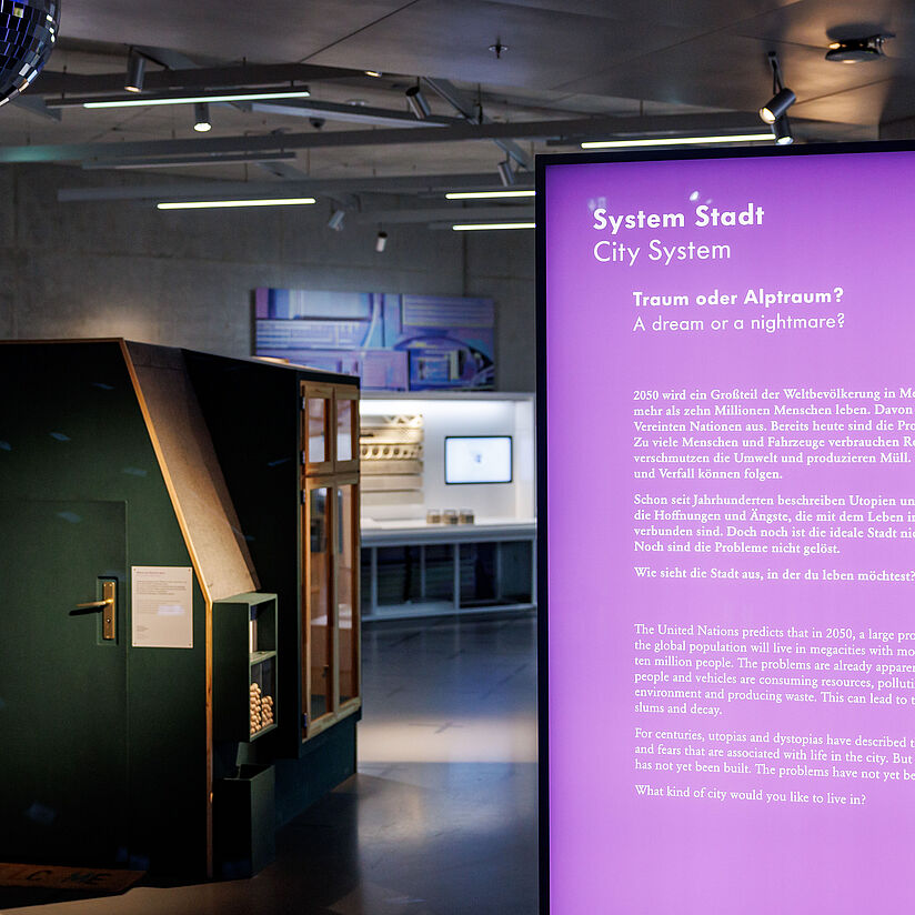 Tafel mit Text in Ausstellung