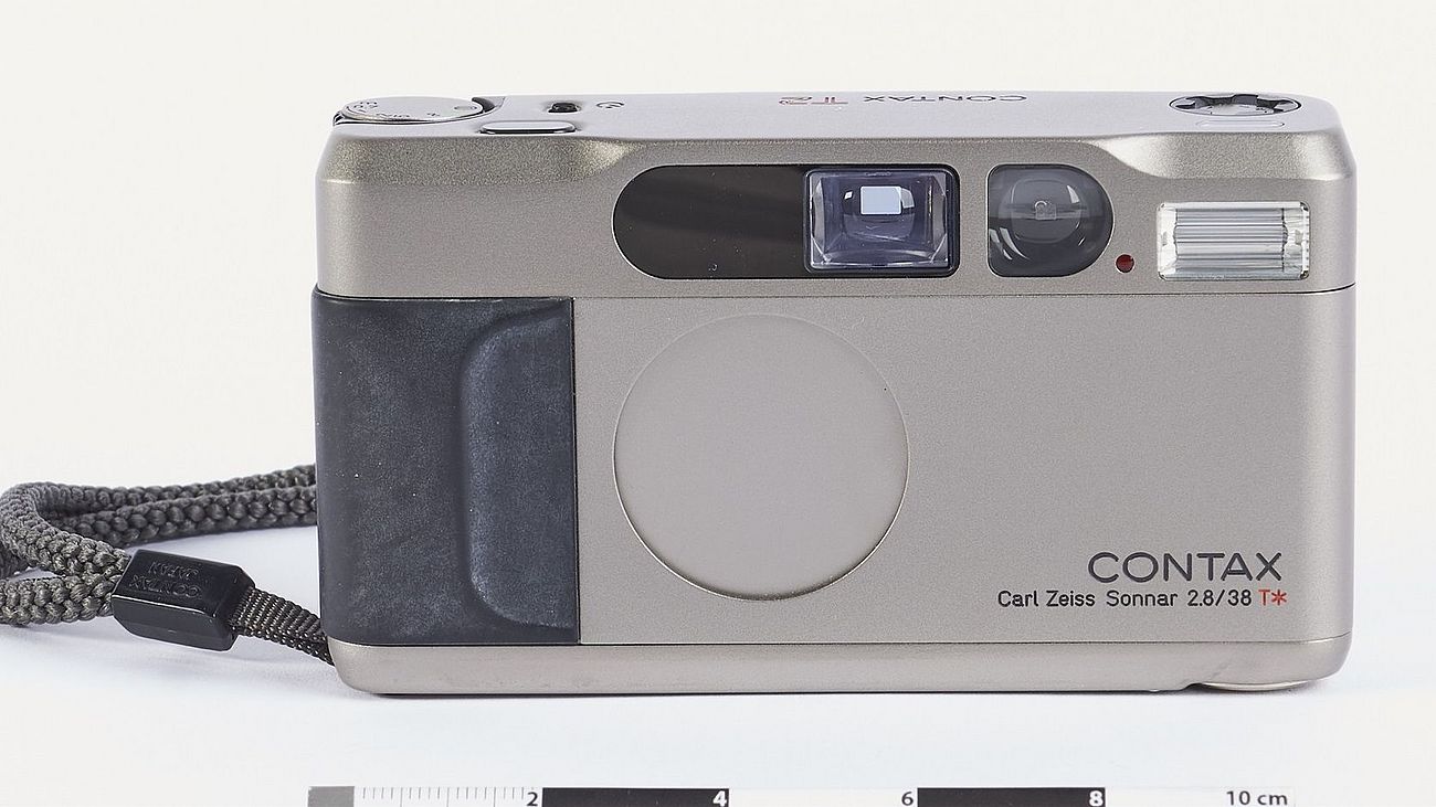 Frontalaufnahme der Kleinbildkamera Contax T2