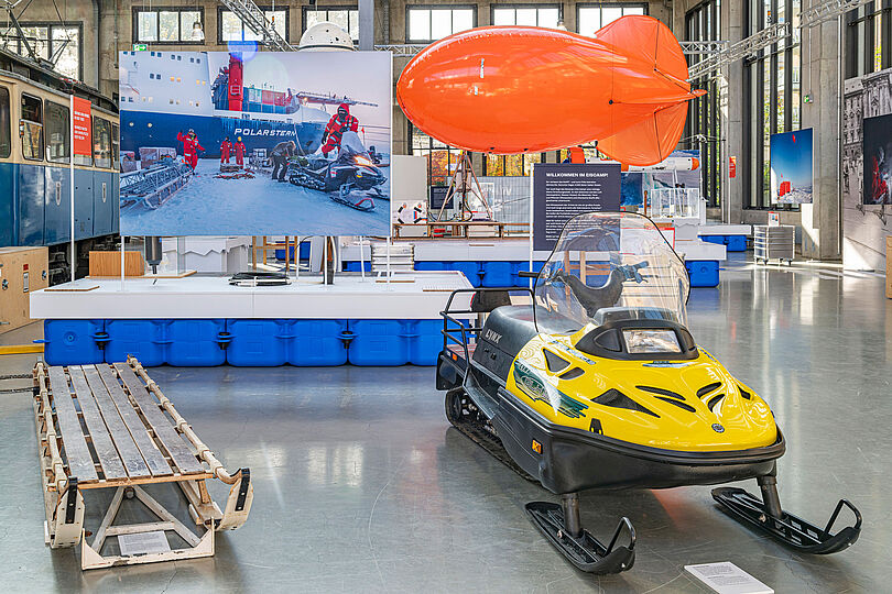 Großer Holzschlitten und Motorschlitten in der Sonderausstellung "Dünnes Eis".