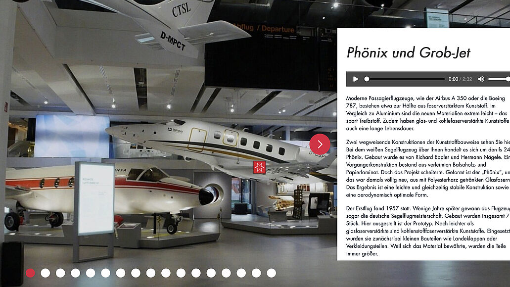 Screenshot des virtuellen Rundgangs. Mehrere Flugzeug sind neben einem Textfeld mit Audiospur zu sehen.
