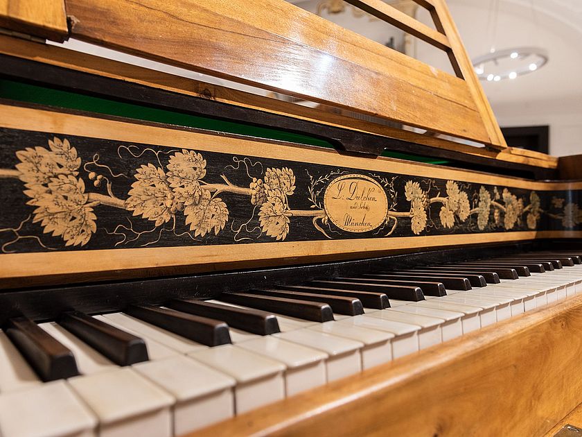 zur Ausstellung Musikinstrumente