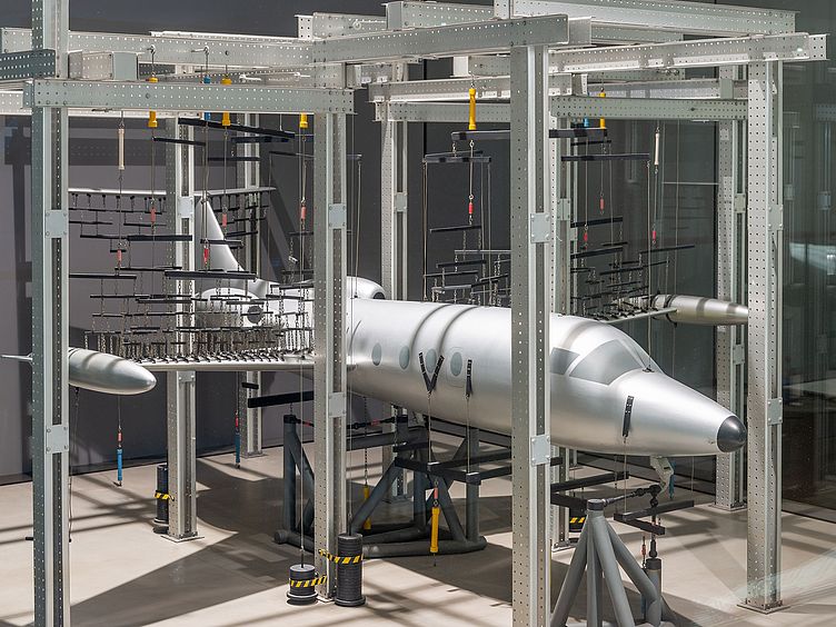 Modell einer Belastungsprüfung von Rumpf und Tragwerk.