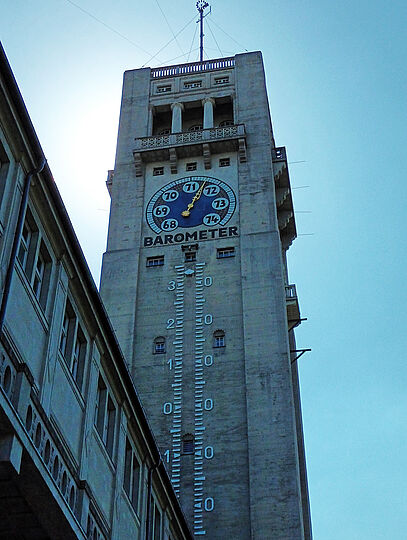 Museumsturm des Deutschen Museums mit Barometer und Aussichtsplattform.