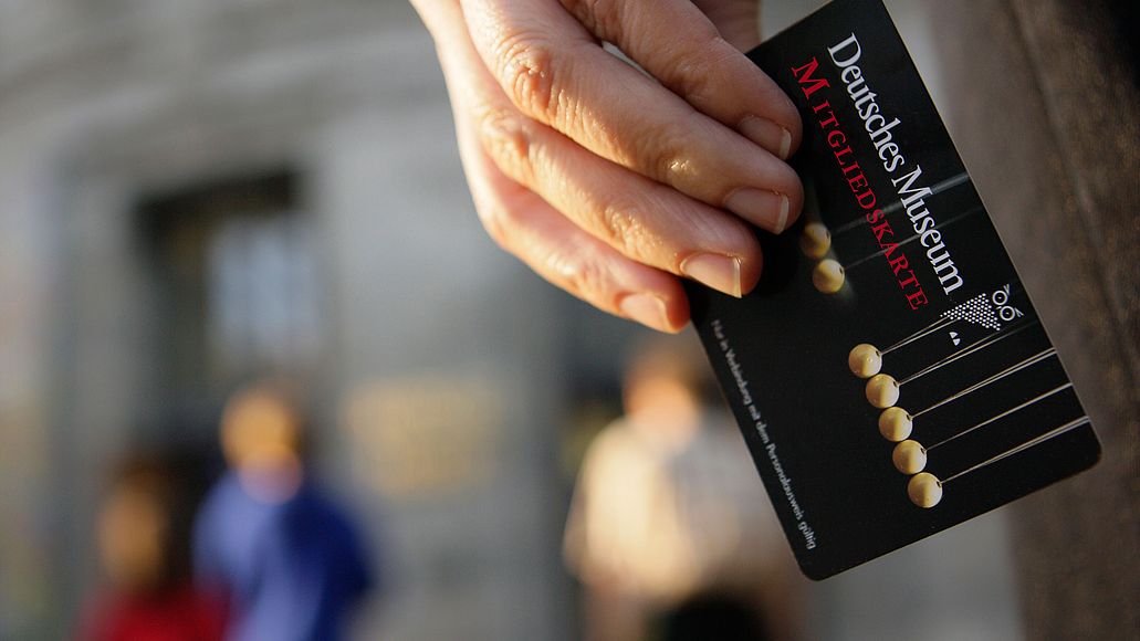 Mitglied mit Jahreskarte in der Hand auf dem Weg zum Haupteingang auf der Museumsinsel