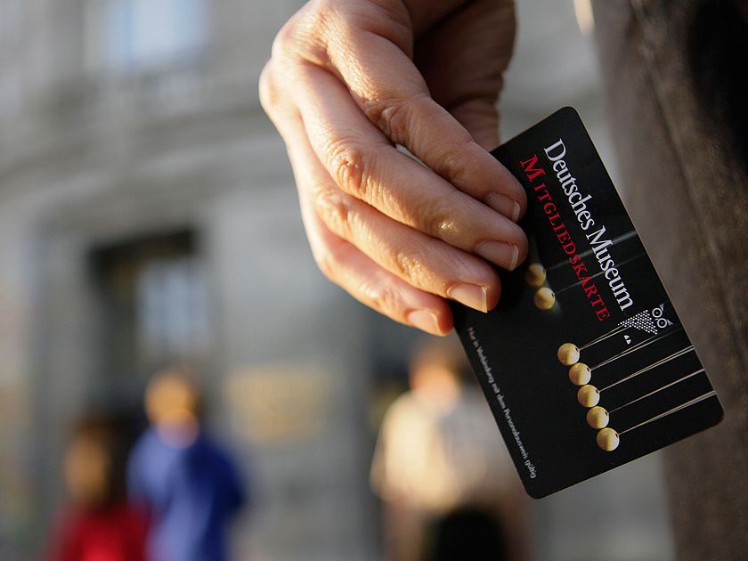 Member with annual card in hand on its way to main entracne on Museumsinsel