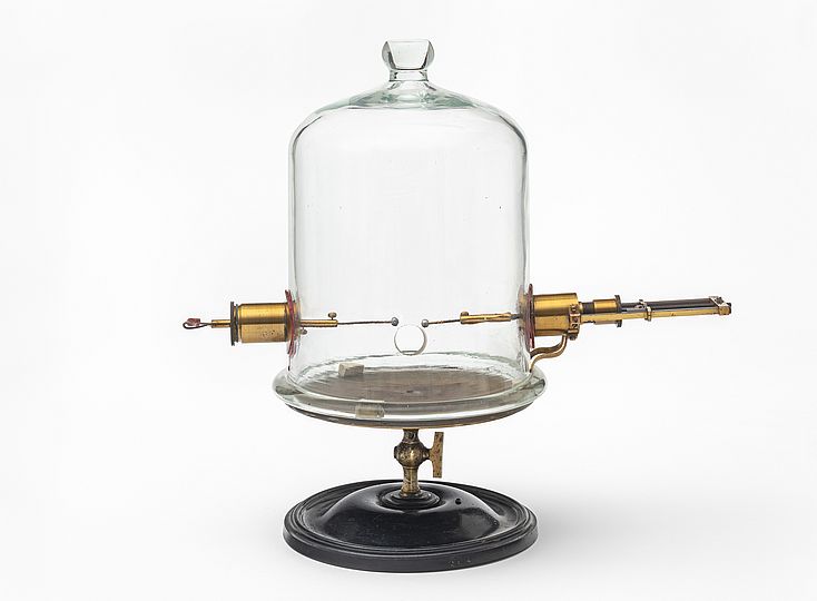 Funkenapparat unter Glasglocke für ultraviolettes Licht von Heinrich Hertz.