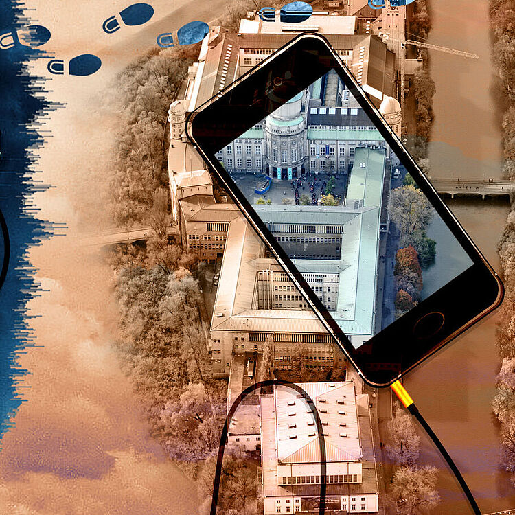 Der Museumsturm und die ganze Museumsinsel von oben darüber eine Smartphone mit Kopfhörern.