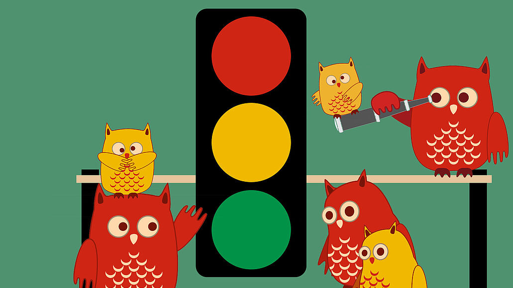 Viele kleine Eulen schauen sich die die Ampel im Kinderreich an.