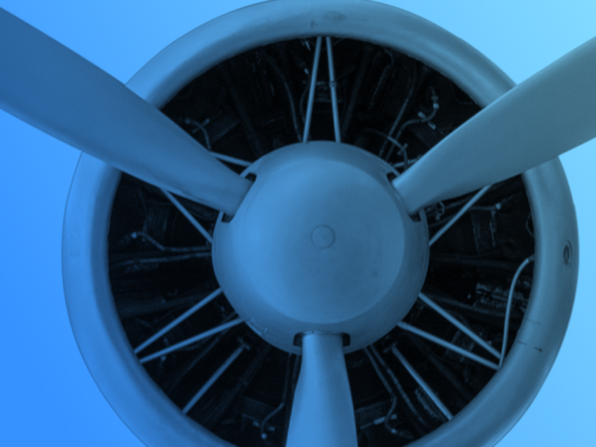 Nahaufnahme eines dreiblättrigen Flugzeugpropellers und der runden Spinnerkappe vor einem freigelegten Sternmotor mit sichtbaren Zylindern und Leitungselementen, in kühlen Blautönen auf verlaufendem hellblauem Hintergrund.