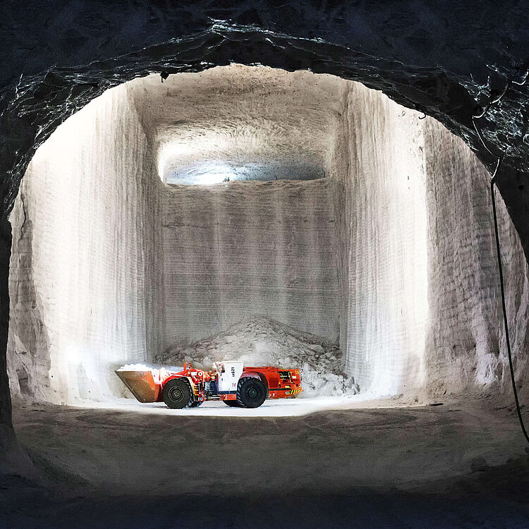 Bergbauhöhle und Sandvik-Schaufel im Bergwerk Bernburg.