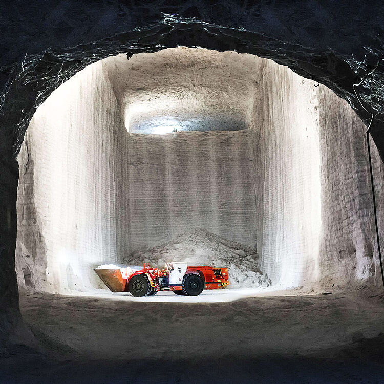 Bergbauhöhle und Sandvik-Schaufel im Bergwerk Bernburg.