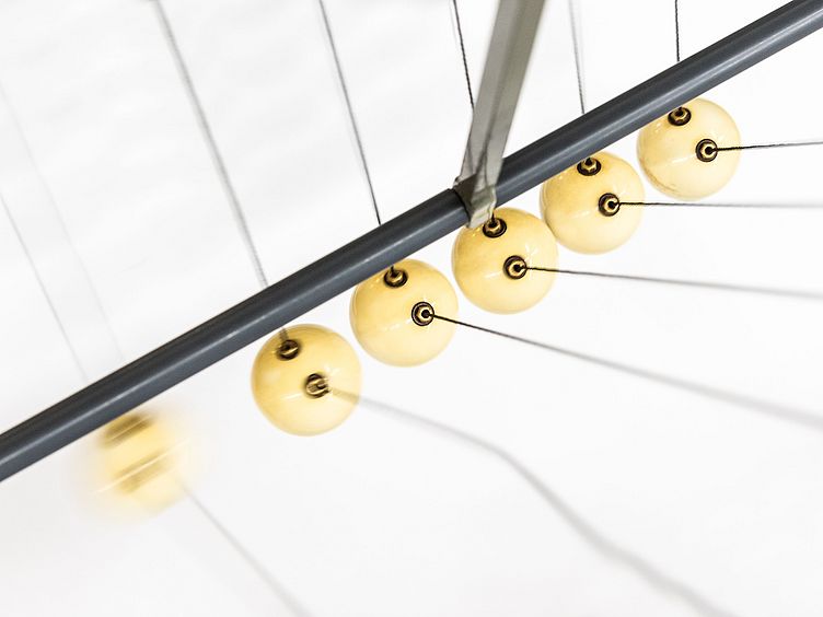 Ausstellung_Physik_Kugelstoßpendel_CD_L_7596_135.jpg Newton’s cradle from the Physics exhibition