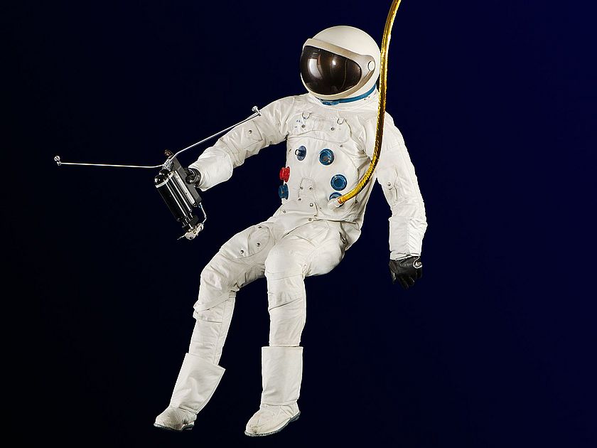 Astronaut im Raumanzug Freischwebender Astronaut im Raumanzug