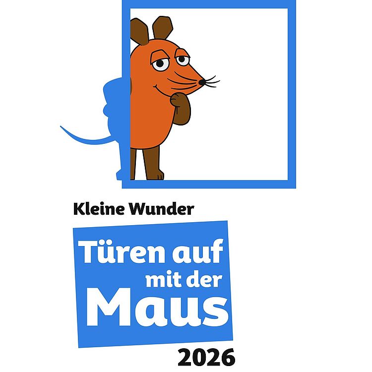 Illustration der Maus aus der deutschen Kindersendung "Die Sendung mit der Maus": orangefarbene Maus mit nachdenklichem Blick, die aus einem blauen Rahmen herausschaut; darunter der Schriftzug „Kleine Wunder“ und ein blaues Kachel-Logo mit weißer Schrift „Türen auf mit der Maus“ sowie die Jahreszahl „2026“.