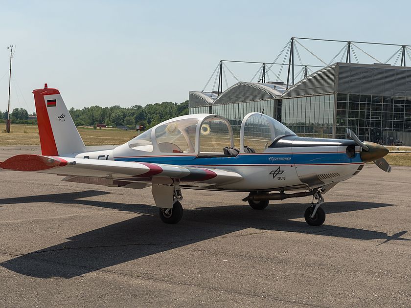Die LFU 205 auf dem Flugfeld vor den Museumsgebäuden.
