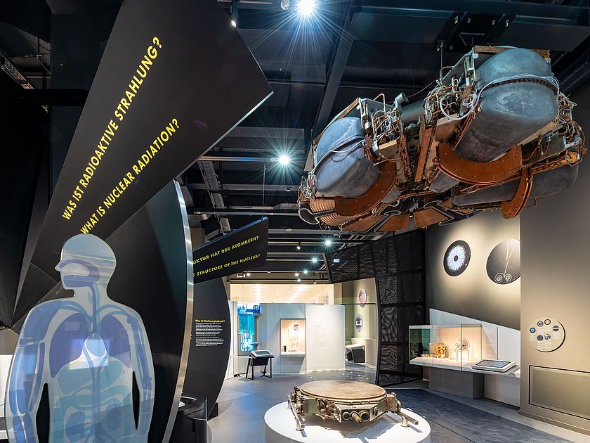 zur Ausstellung Atomphysik