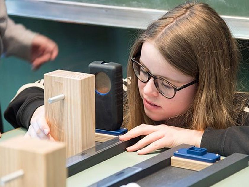 Girl builds experiment in Schulklassenprogramm