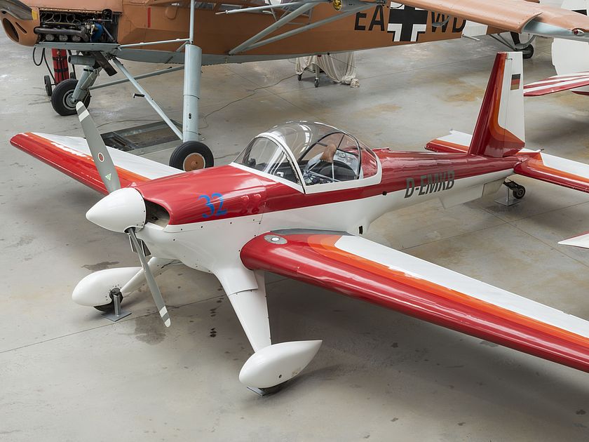 Kunstflugzeug Hirth Hi 27 Acrostar Mk.II in der Flugwerft Schleißheim.