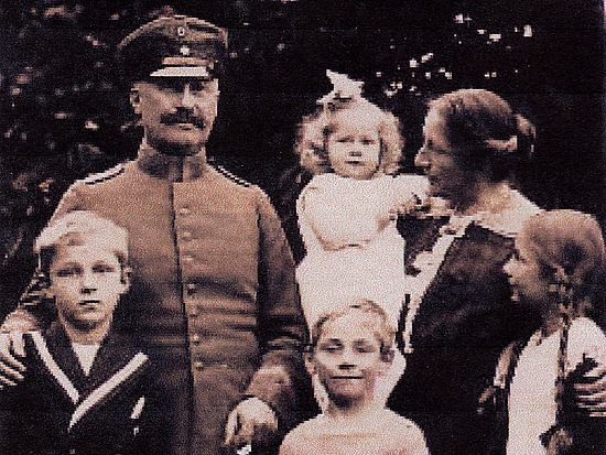 Schwarz-weiß Foto. Max Wien im Kreis einer Familie.