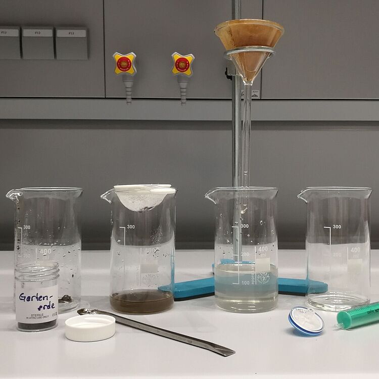 Selbstgebaute Mini-Kläranlage, um verschmutztes Wasser zu reinigen.